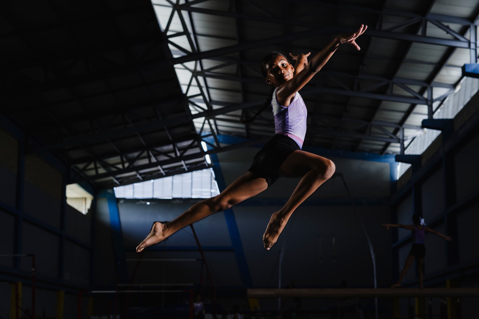 Gimnasta entrenando en la viga